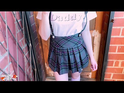 ❤️ Schoolgirl Sucks nws dick tob thiab fucks es tsis txhob ntawm chav kawm. Porn video  ntawm peb  ib