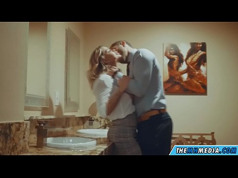 ❤️ Thaum ib tug busty blonde ntxias koj nyob rau hauv ib tug pej xeem chav dej Porn video ntawm peb ib